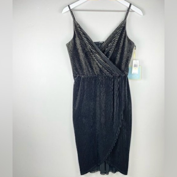 Black velvet faux wrap dress - Picture 3 of 5